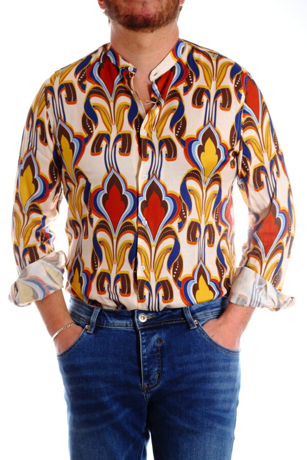 camicia uomo fantasia gialla e rossa su fondo bianco stile maioliche vista