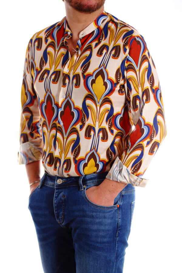 camicia uomo fantasia gialla e rossa su fondo bianco stile maioliche vista 2