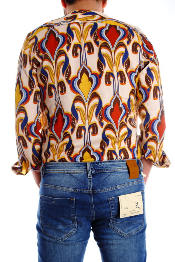 camicia uomo fantasia gialla e rossa su fondo bianco stile maioliche vista 3