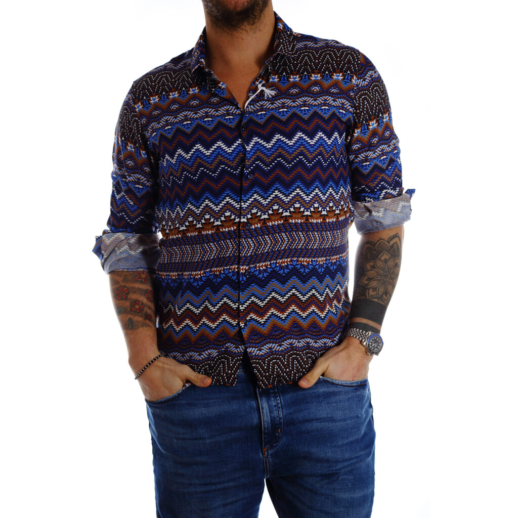 camicia da uomo toni sul blu con motivi ispirati alle ande.