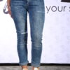 blue jeans donna elasticizzato Blue jeans denim con strappo sul ginocchio, modella da donna
