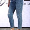 blue jeans donna elasticizzato Blue jeans denim con strappo sul ginocchio, modella da donna