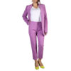 Tailleur giacca vestibilità regular e pantalone morbido, pratico da indossare con l'elastico in vita. Colore viola