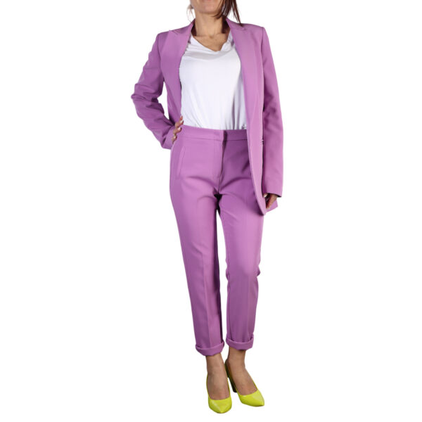 Tailleur giacca vestibilità regular e pantalone morbido, pratico da indossare con l'elastico in vita. Colore viola