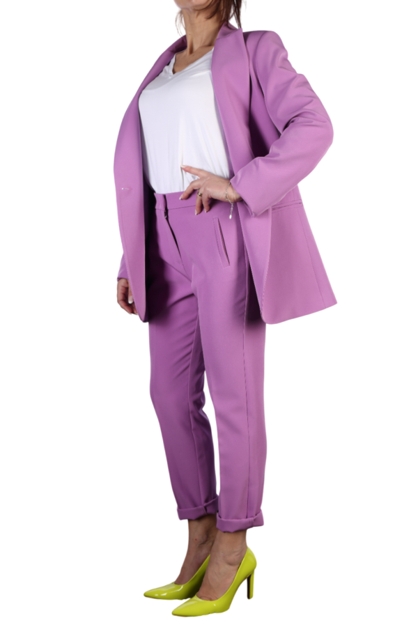 Tailleur giacca vestibilità regular e pantalone morbido, pratico da indossare con l'elastico in vita. Colore viola