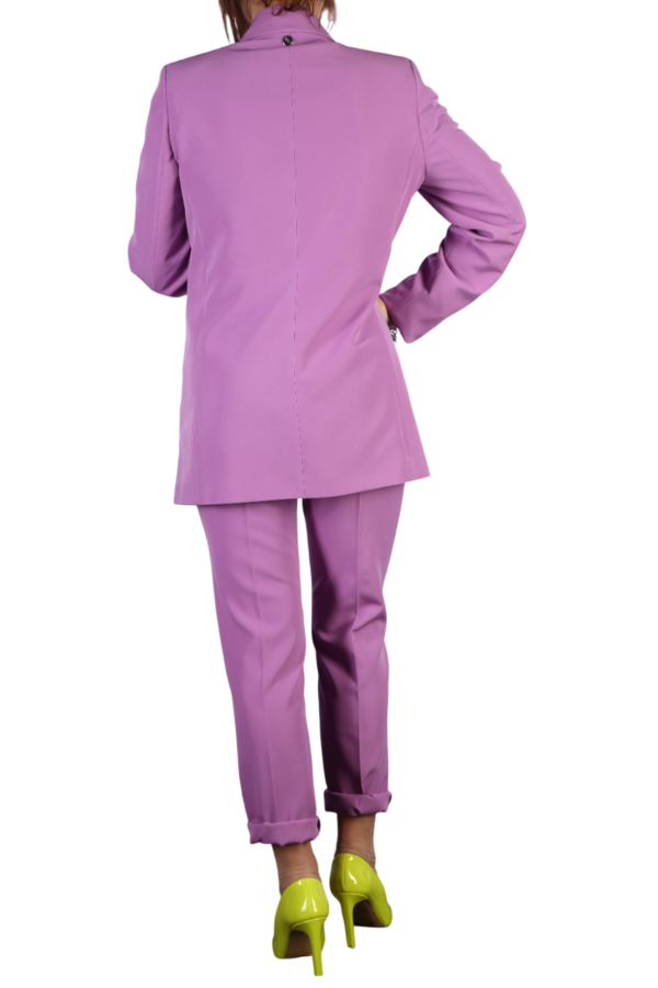 Tailleur giacca vestibilità regular e pantalone morbido, pratico da indossare con l'elastico in vita. Colore viola