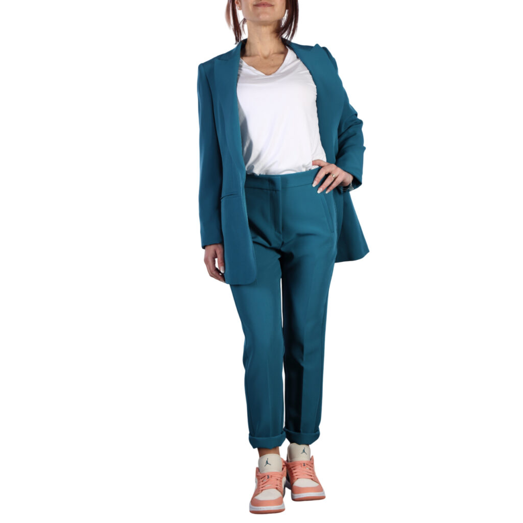 Tailleur giacca vestibilità regular e pantalone morbido, pratico da indossare con l'elastico in vita. Colore blu petrolio