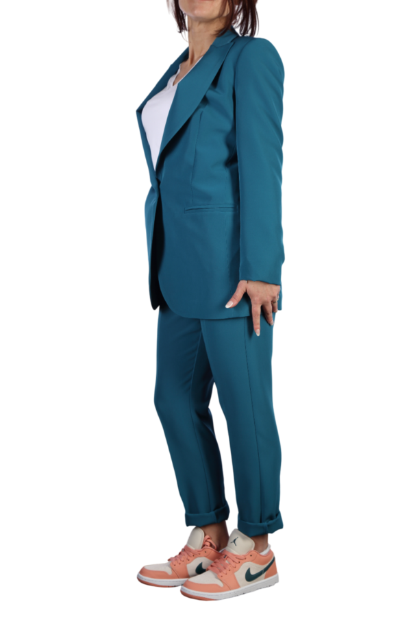 Tailleur donna blu petrolio Tailleur giacca vestibilità regular e pantalone morbido, pratico da indossare con l'elastico in vita. Colore blu petrolio