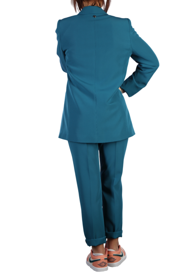 Twin-set donna giacca pantalone blu petrolio Tailleur giacca vestibilità regular e pantalone morbido, pratico da indossare con l'elastico in vita. Colore blu petrolio. vista dal retro.