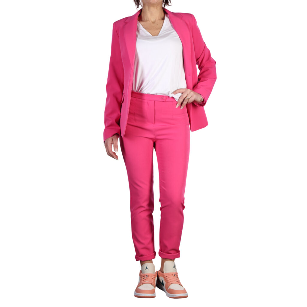 Tailleur giacca vestibilità regular e pantalone morbido, pratico da indossare con l'elastico in vita. Colore rosa fuxia.