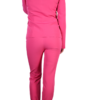 Tailleur donna rosa fuxia. vista da dietro