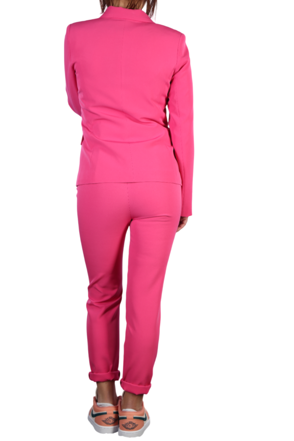 Tailleur donna rosa fuxia. vista da dietro